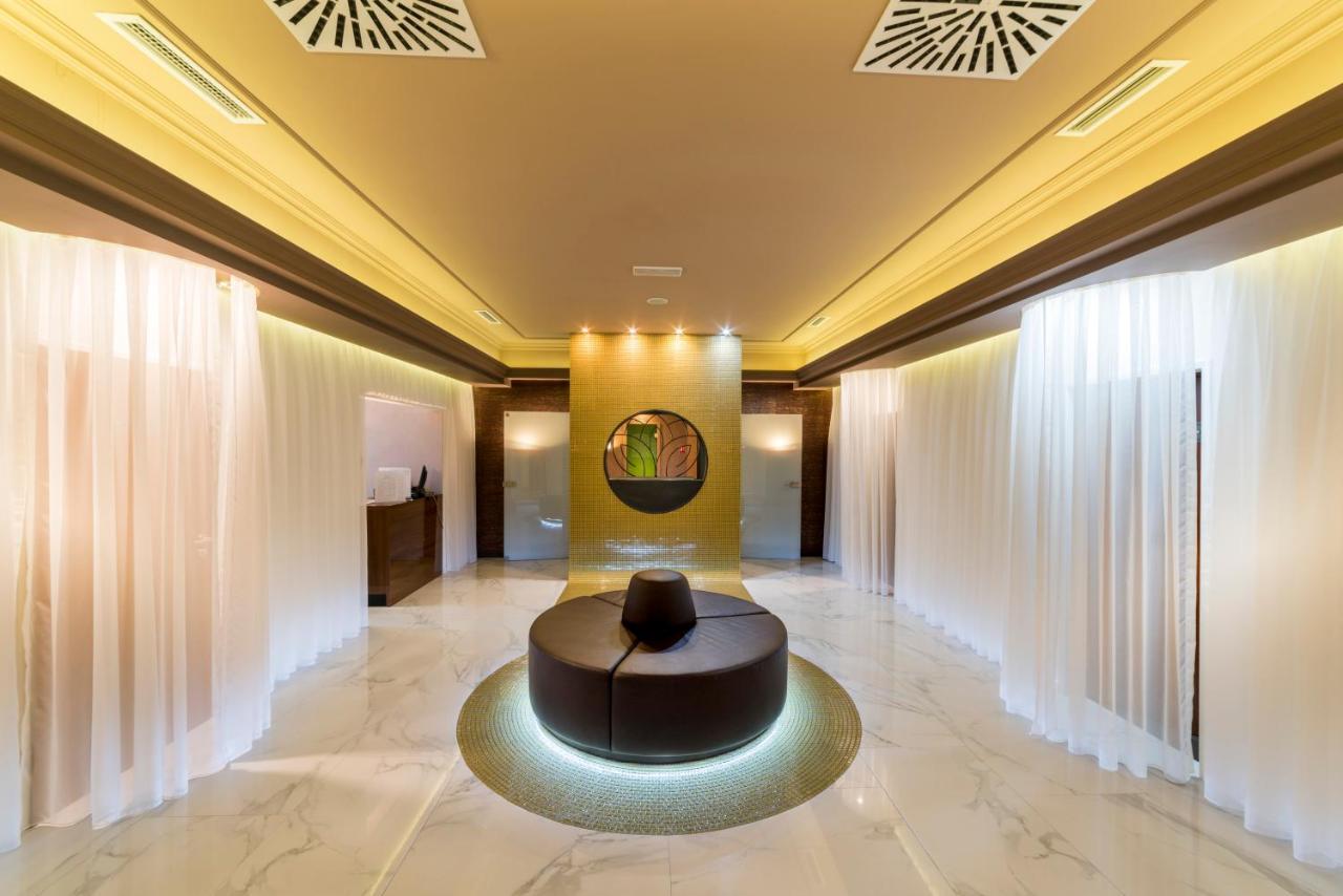 Lotus Therm Spa&Luxury Resort Băile Felix Eksteriør billede The interior of the airport's VIP lounge