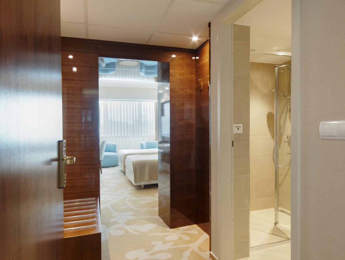 Lotus Therm Spa&Luxury Resort Băile Felix Eksteriør billede A room at the hotel