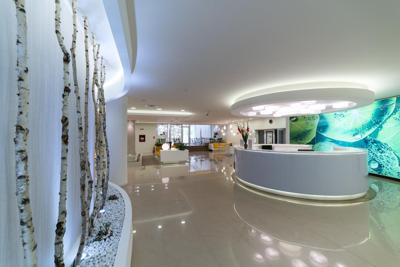 Lotus Therm Spa&Luxury Resort Băile Felix Eksteriør billede The lobby of the hotel