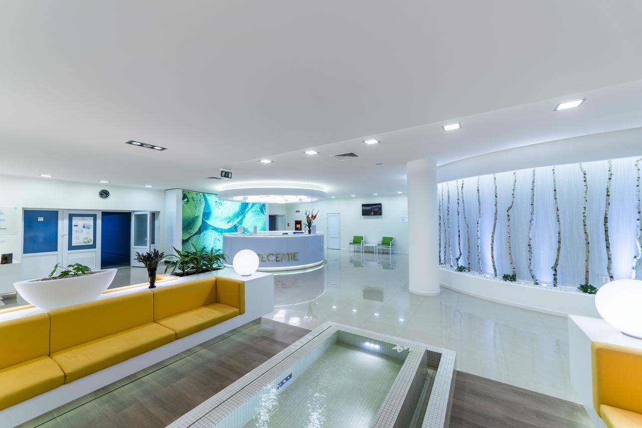 Lotus Therm Spa&Luxury Resort Băile Felix Eksteriør billede The reception area of the hospital