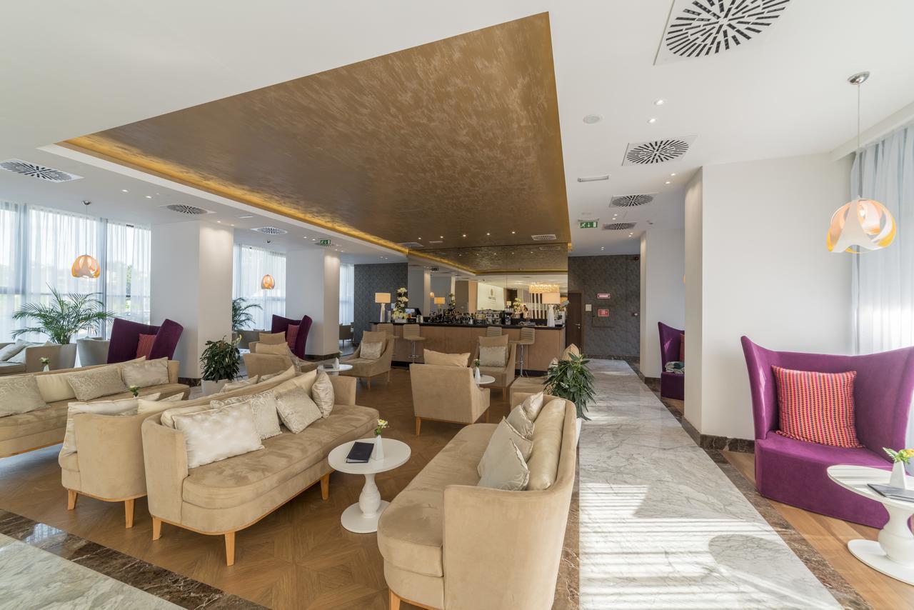Lotus Therm Spa&Luxury Resort Băile Felix Eksteriør billede The lounge at the airport