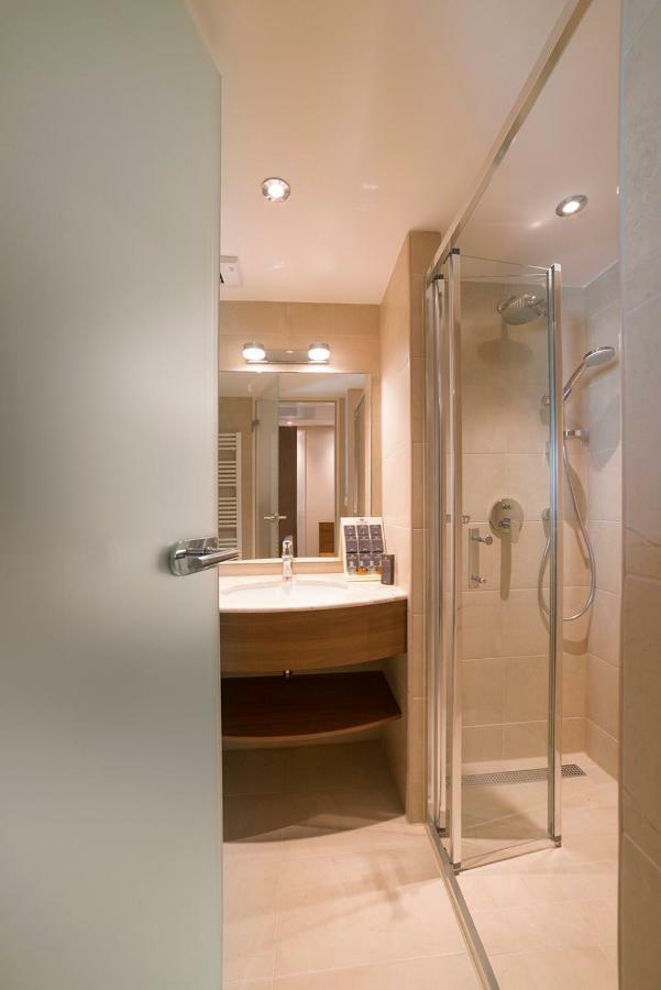 Lotus Therm Spa&Luxury Resort Băile Felix Eksteriør billede A shower enclosure